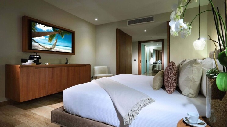 Ambassador Suite Swim Up Beachside